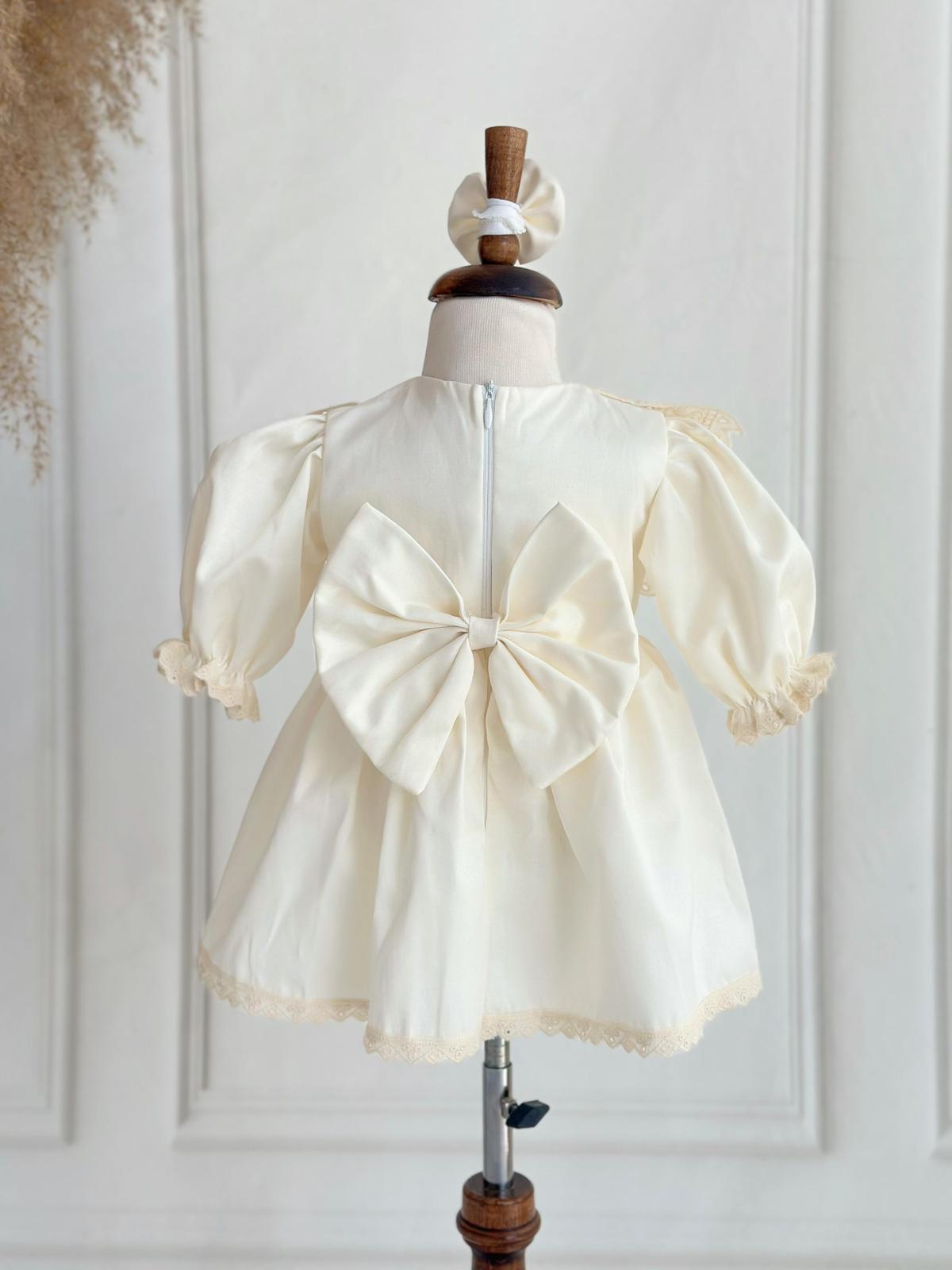 Personalized Ivory Baby Girl Dress with Lace Collar and Embroidered Name – Elegant Vintage Style Birthday Outfit