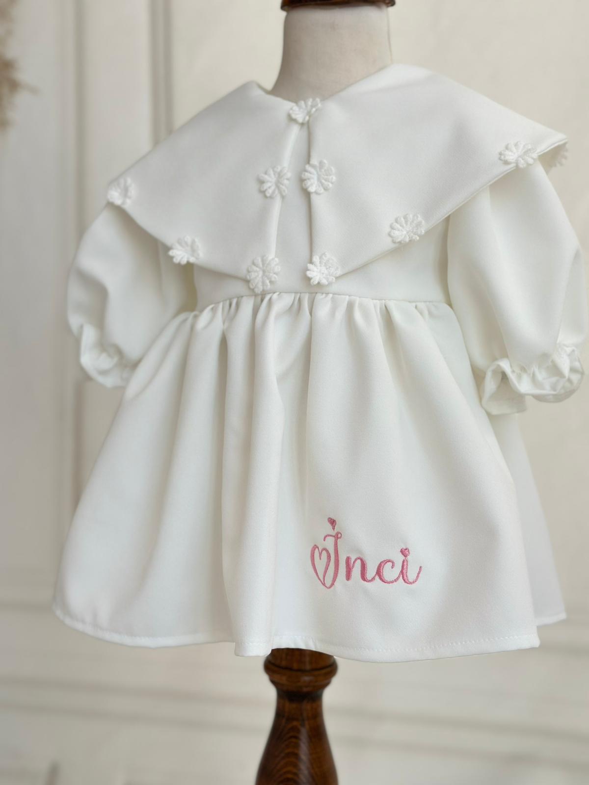 Personalized White Baby Girl Dress with Daisy Appliqués – Custom Name Embroidery, Special Occasion Outfit